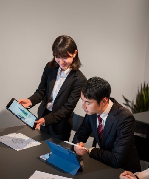business-people-working-with-ipad-high-angle (1)
